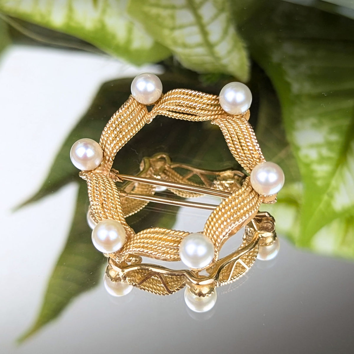 17K Gold Hexagonal Pearl Wreath Brooch