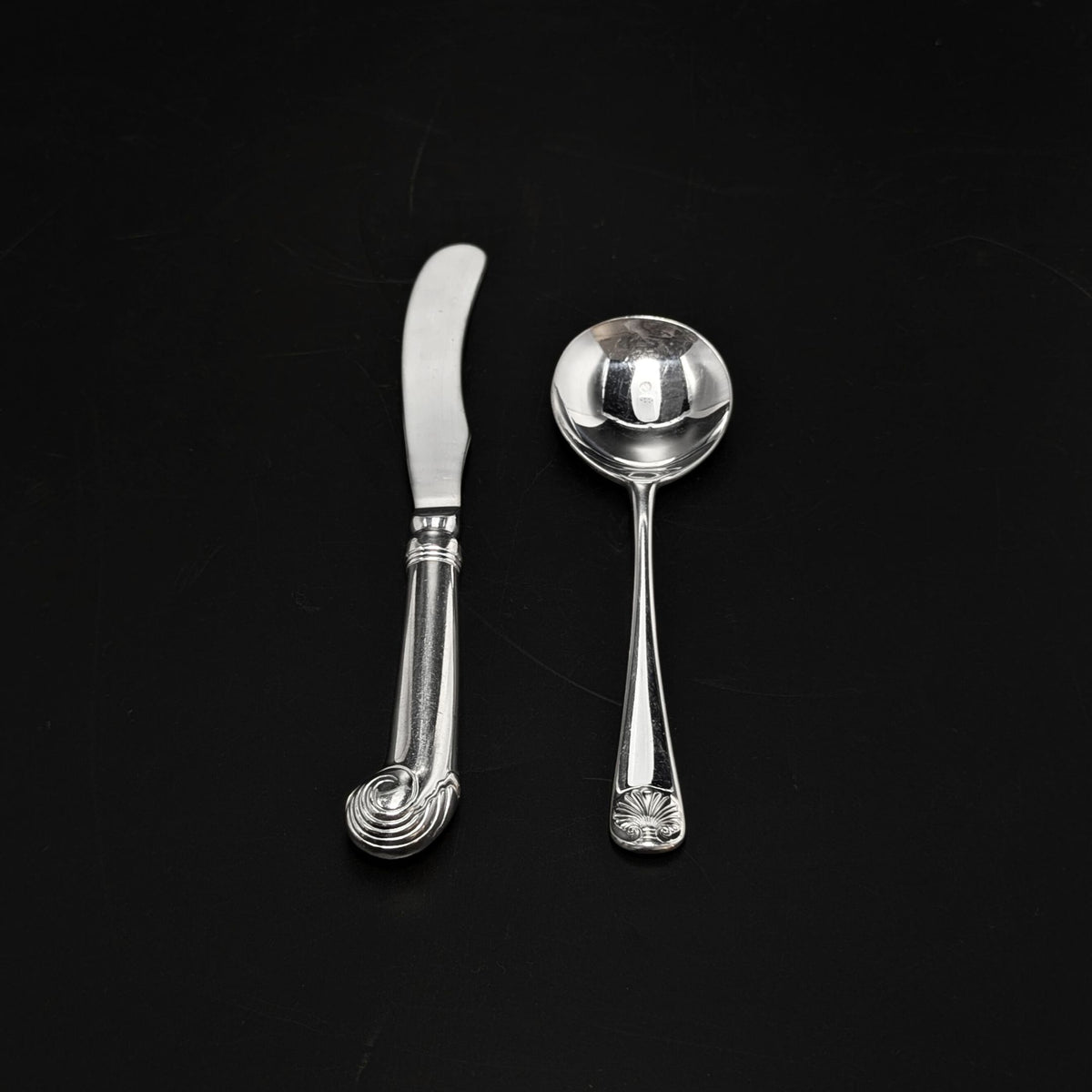 Kirk Stieff "Williamsburg Royal Shell" Stainless 17pc Flatware Set