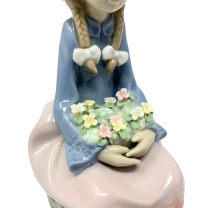 Lladro "Pretty and Prim" Figurine 5554