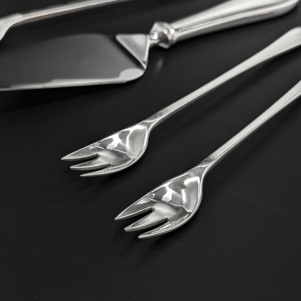 Tiffany & Co. Sterling "Queen Anne" 5pc Hors D'Oeuvres Set, "P" Monogram