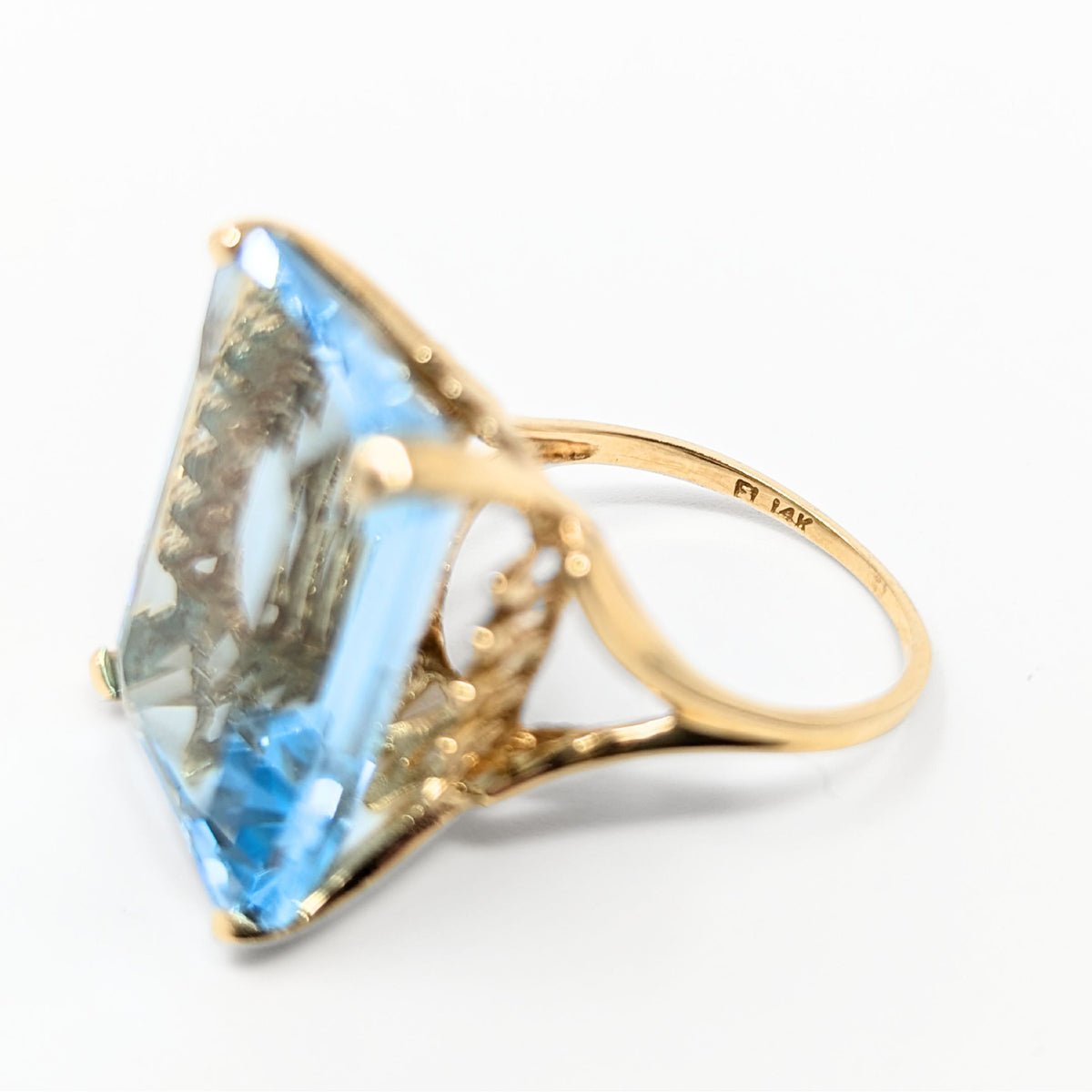 14K Gold 23ct+ Light Blue Topaz Ring - Size 6