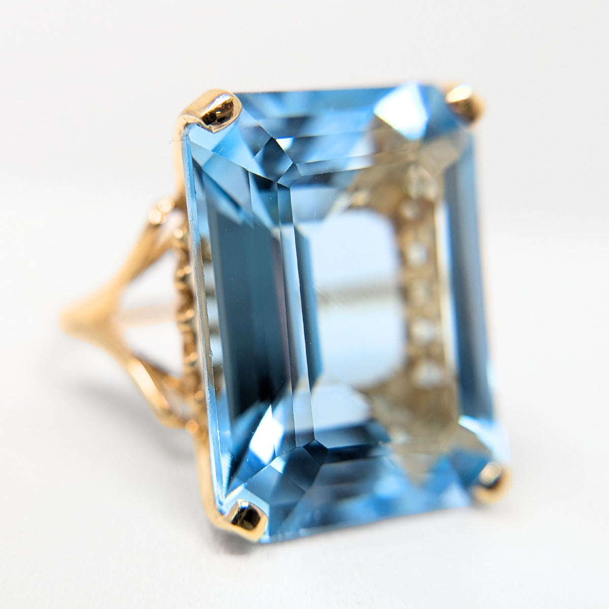 14K Gold 23ct+ Light Blue Topaz Ring - Size 6