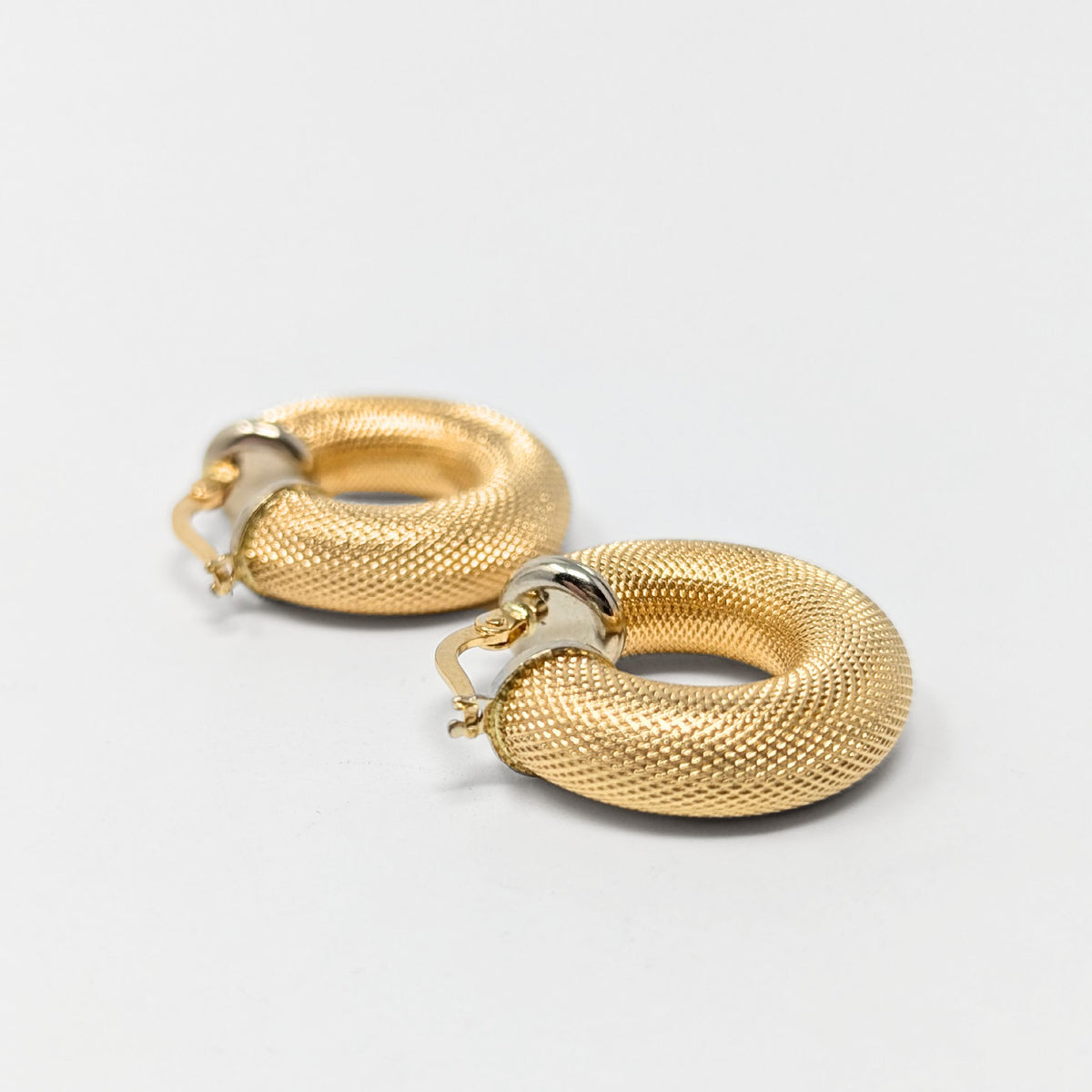 UnoAerre 18K Gold Textured Hoop Earrings