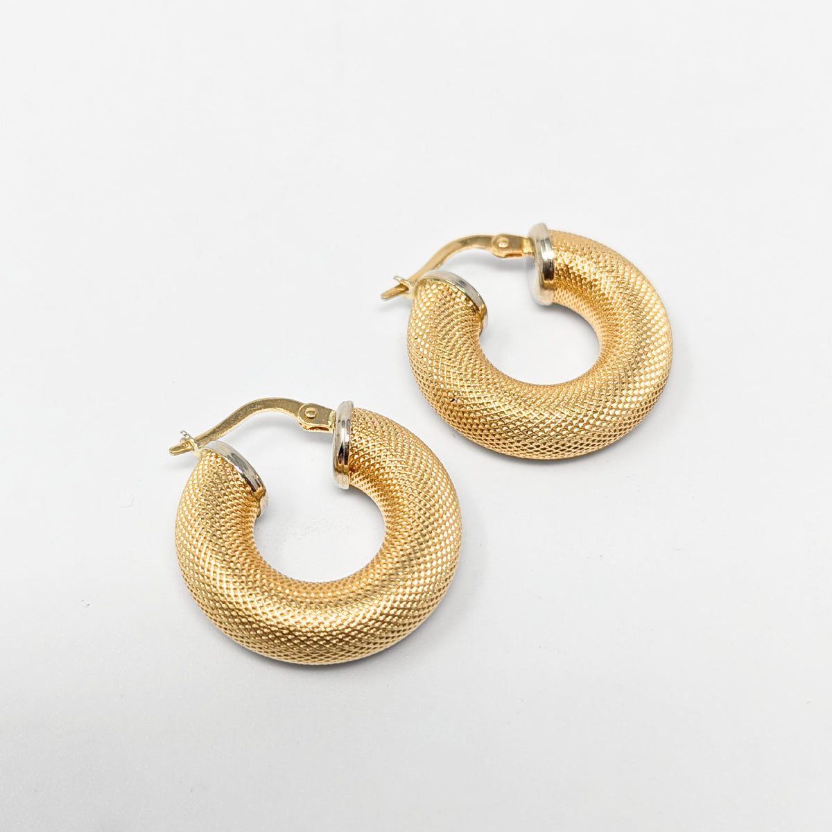 UnoAerre 18K Gold Textured Hoop Earrings