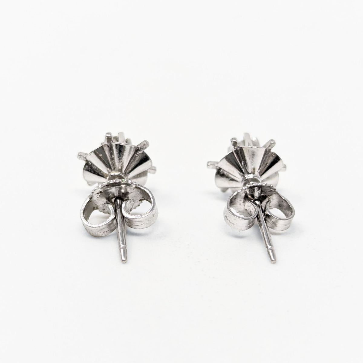 14K White Gold Diamond Star Stud Earrings