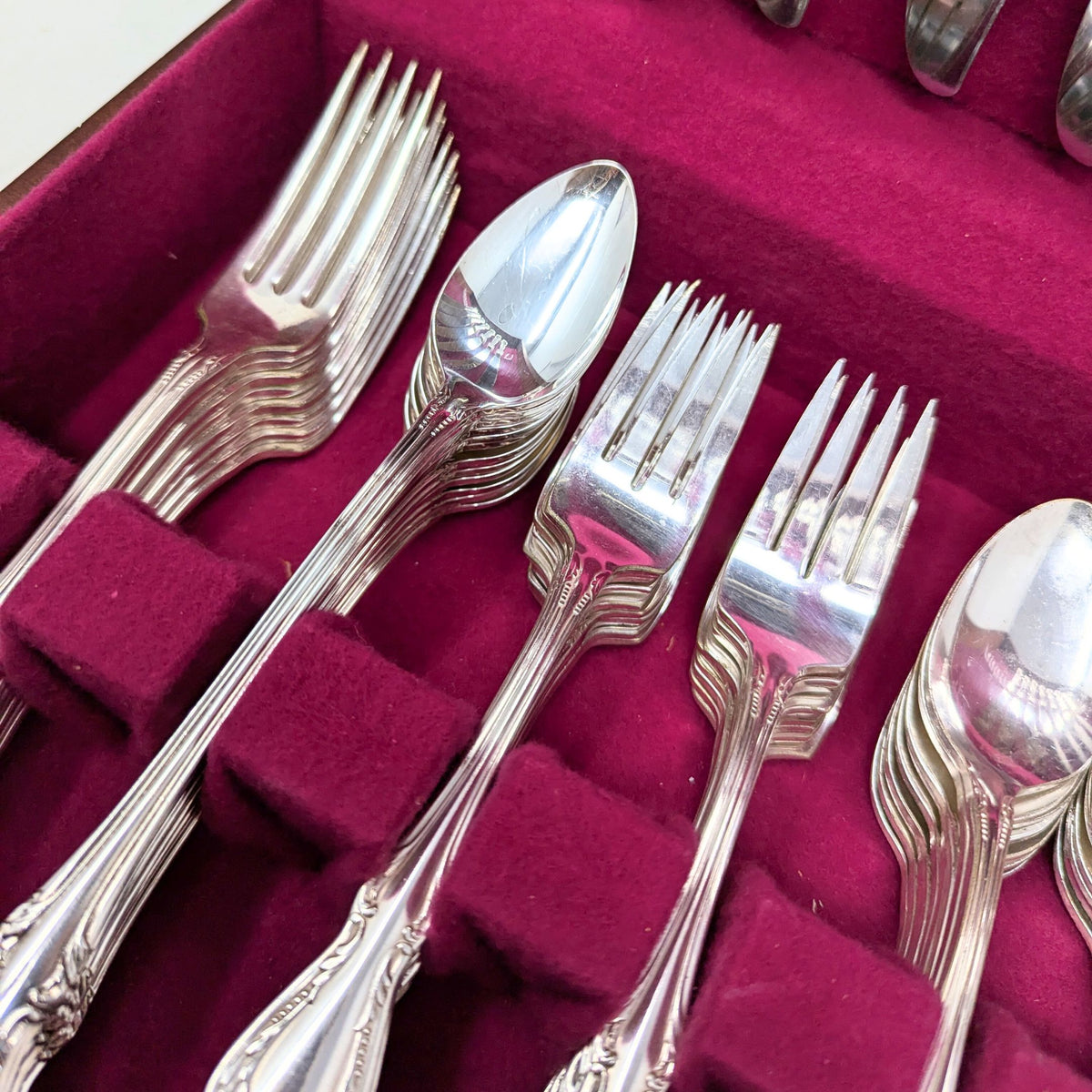 Wm. A. Rogers/Oneida Silverplate "Chalice-Harmony" 82 Pc Flatware Set w/Box