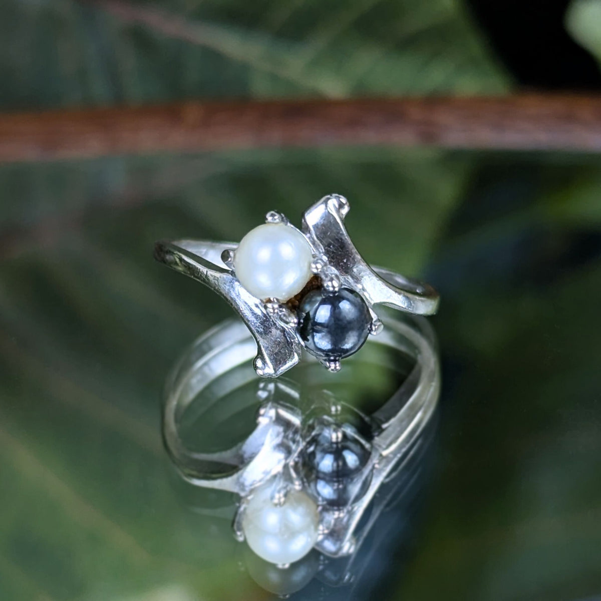 10K Gold Petite Black & White Pearl Ring - Size 5.25