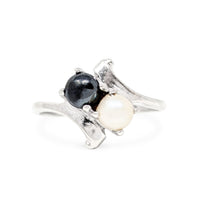10K Gold Petite Black & White Pearl Ring - Size 5.25