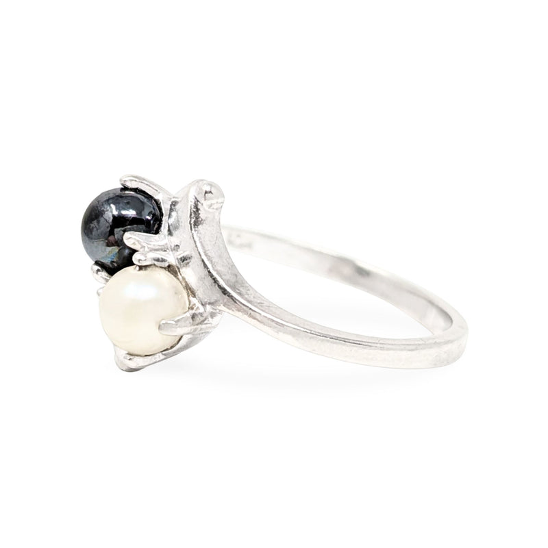 10K Gold Petite Black & White Pearl Ring - Size 5.25
