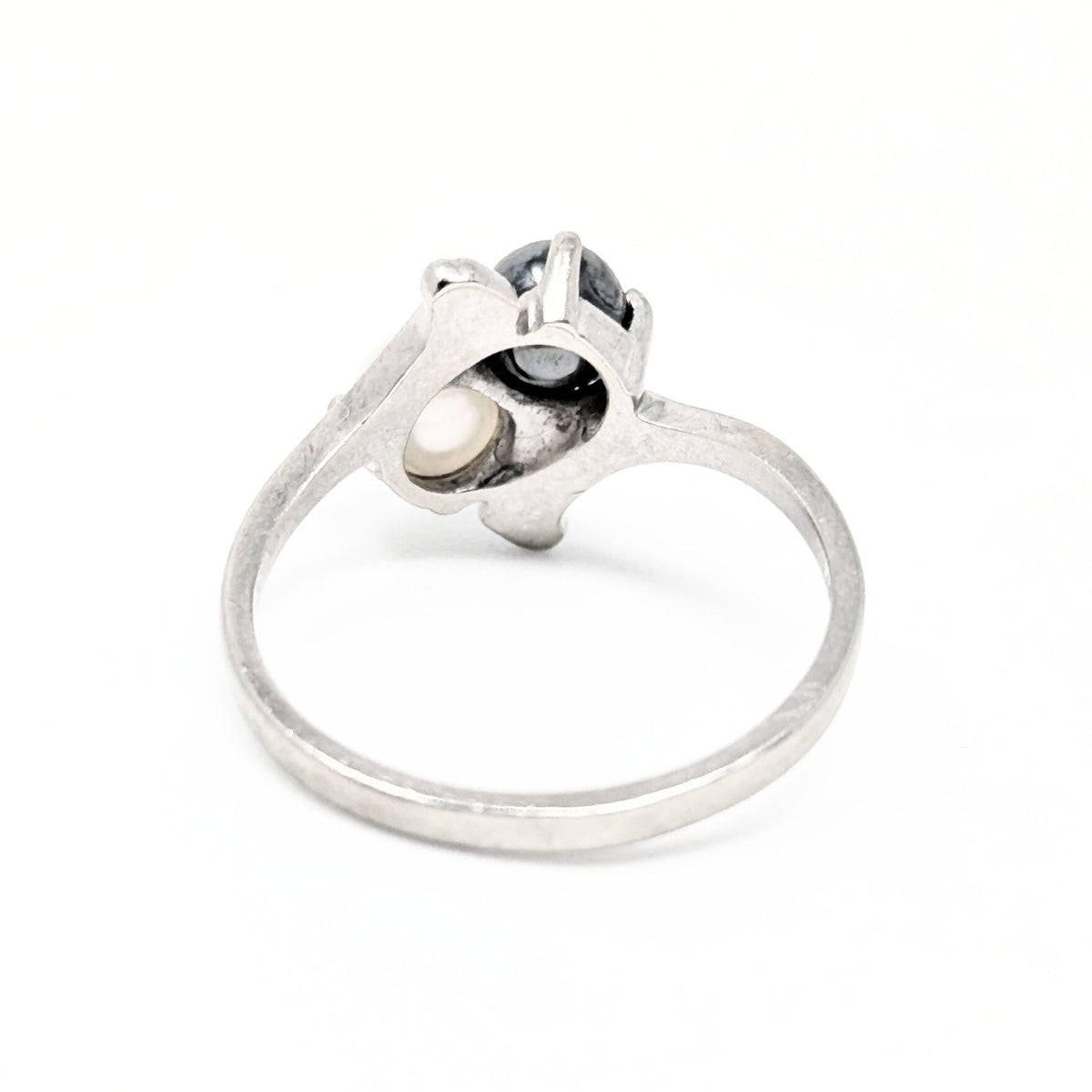10K Gold Petite Black & White Pearl Ring - Size 5.25