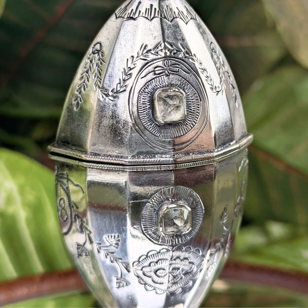 Antique Sterling Silver Hovedvandsæg Vinaigrette Egg Scent Box, circa 1830