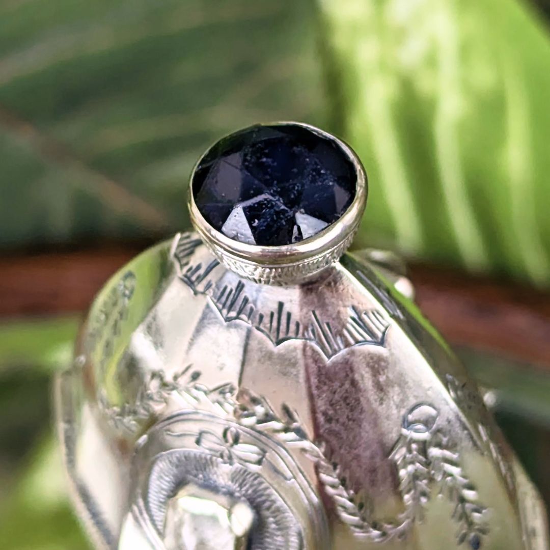 Antique Sterling Silver Hovedvandsæg Vinaigrette Egg Scent Box, circa 1830