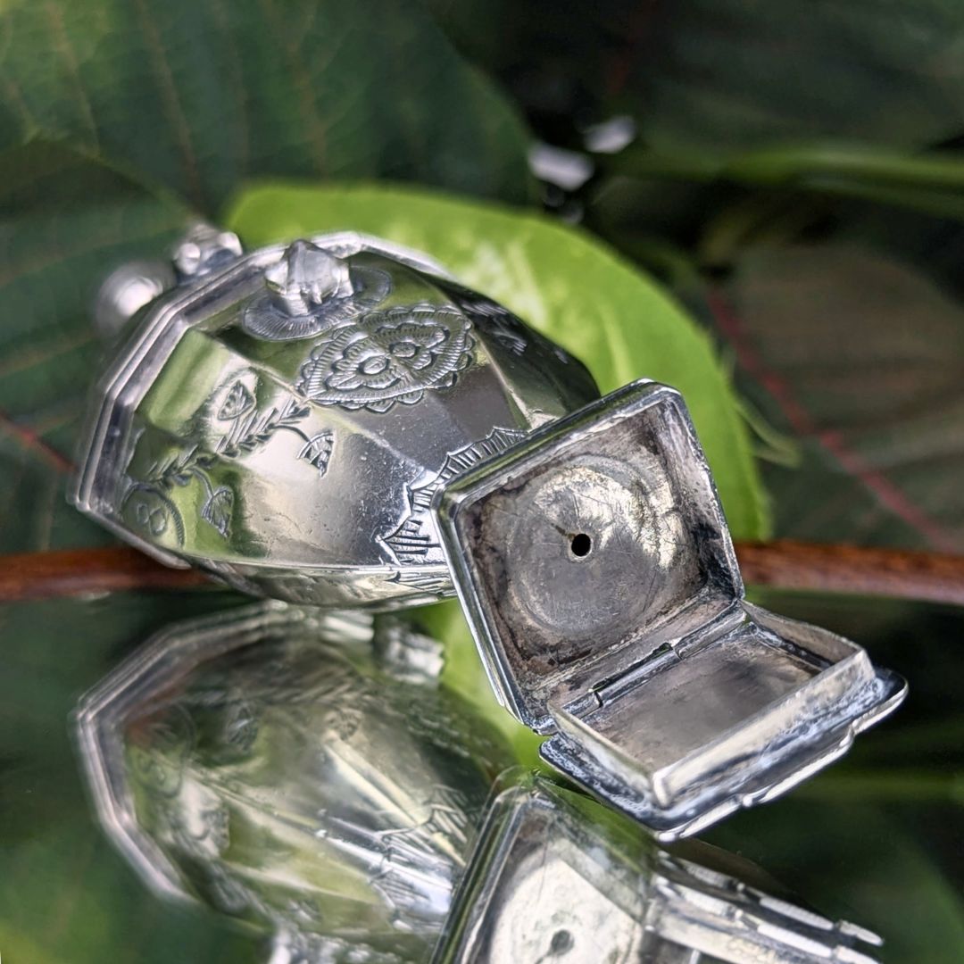 Antique Sterling Silver Hovedvandsæg Vinaigrette Egg Scent Box, circa 1830