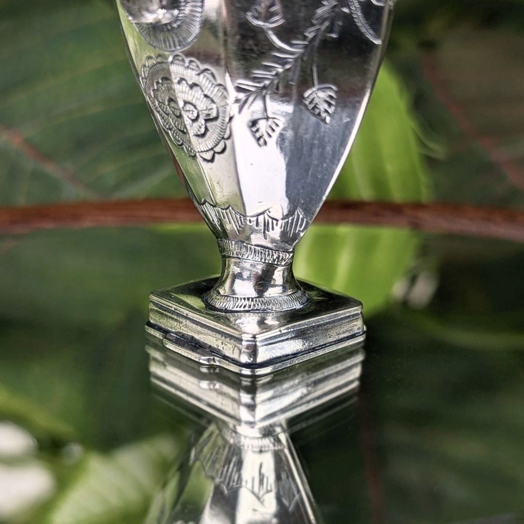 Antique Sterling Silver Hovedvandsæg Vinaigrette Egg Scent Box, circa 1830