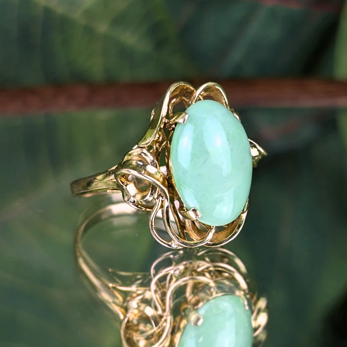 Vintage 14K Gold Green Jadeite Jade Cocktail Ring - Size 5 1/8 - 3.91g