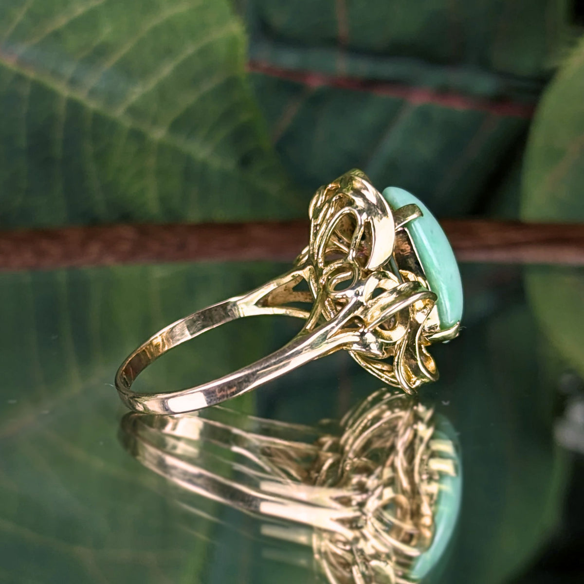 Vintage 14K Gold Green Jadeite Jade Cocktail Ring - Size 5 1/8 - 3.91g