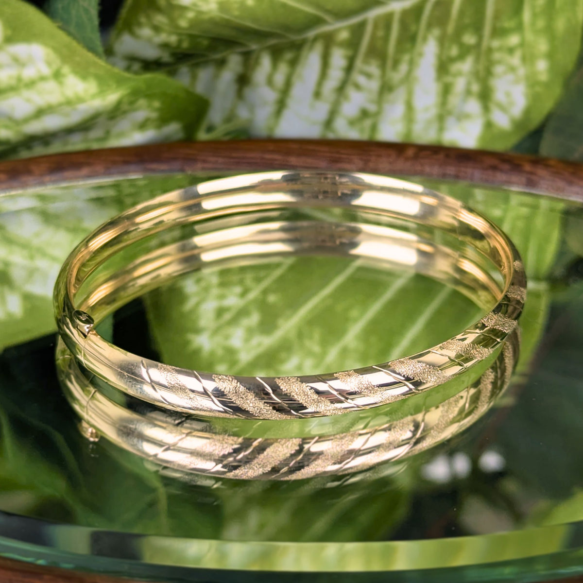 Vintage 14K Yellow Gold Diamond-Cut Hinged Bangle Bracelet, Costa Rica