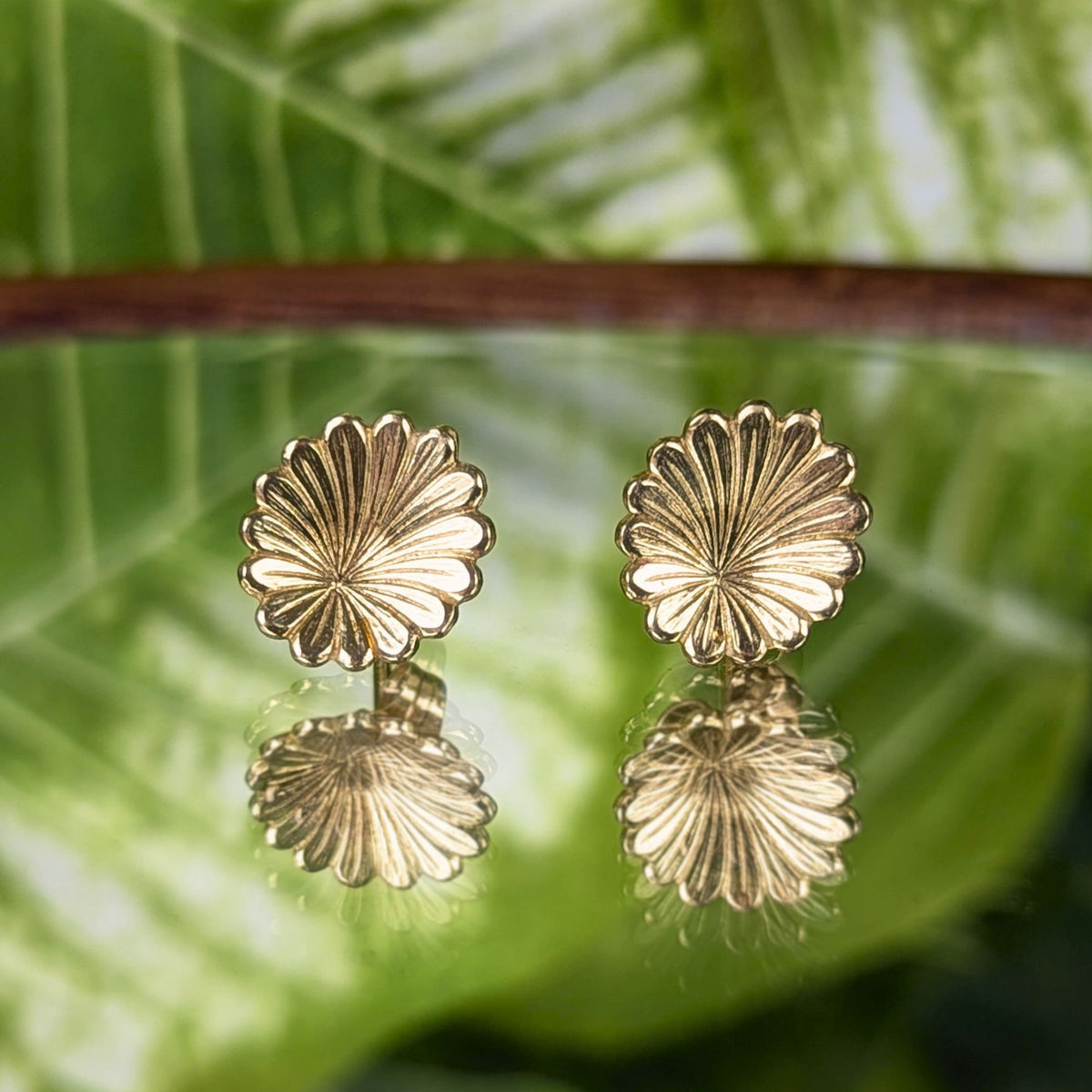 Vintage European Export 14K Solid Gold Fluted Flower Stud Earrings - 1.7g