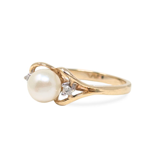 Vintage 10K Yellow Gold 5.8mm Pearl & Diamond Ring - Size 5.25