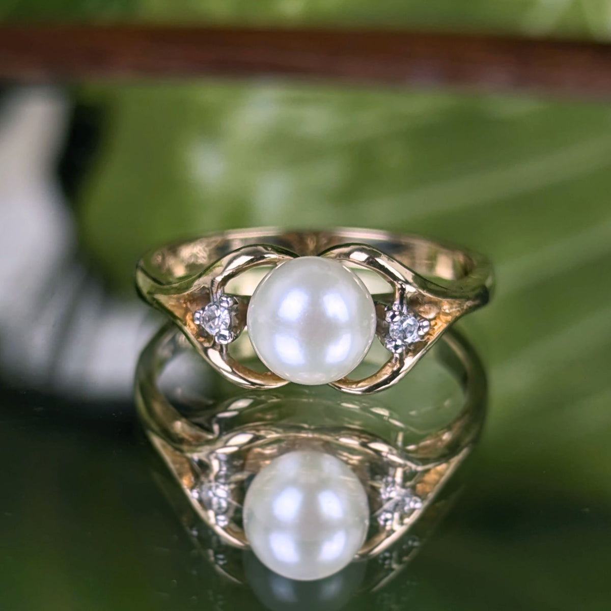 Vintage 10K Yellow Gold 5.8mm Pearl & Diamond Ring - Size 5.25