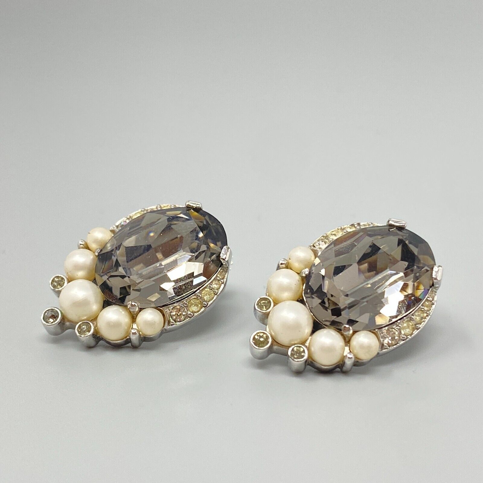 Trifari Golden metal and faux pearls with small rhinestones